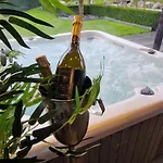 La De , De Charme Avec Jardin ,piscine Nature, Jacuzzi , Petanque, Fitness, Billard,ping Pong, Seny