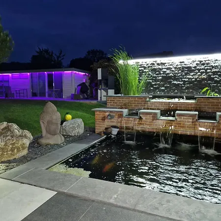 La De , De Charme Avec Jardin ,piscine Nature, Jacuzzi , Petanque, Fitness, Billard,ping Pong, Holiday home Seny