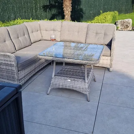 La De , De Charme Avec Jardin ,piscine Nature, Jacuzzi , Petanque, Fitness, Billard,ping Pong, Hébergement de vacances *