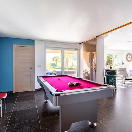 La De , De Charme Avec Jardin ,piscine Nature, Jacuzzi , Petanque, Fitness, Billard,ping Pong, Holiday home Seny