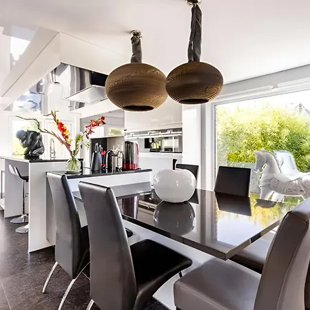 La De , De Charme Avec Jardin ,piscine Nature, Jacuzzi , Petanque, Fitness, Billard,ping Pong, Hébergement de vacances Seny