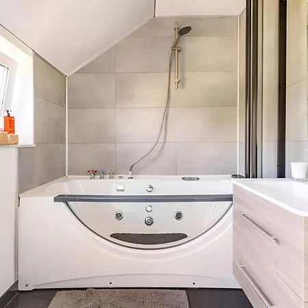 Hébergement de vacances La De , De Charme Avec Jardin ,piscine Nature, Jacuzzi , Petanque, Fitness, Billard,ping Pong, Seny