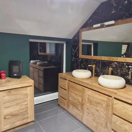 La De , De Charme Avec Jardin ,piscine Nature, Jacuzzi , Petanque, Fitness, Billard,ping Pong, Seny