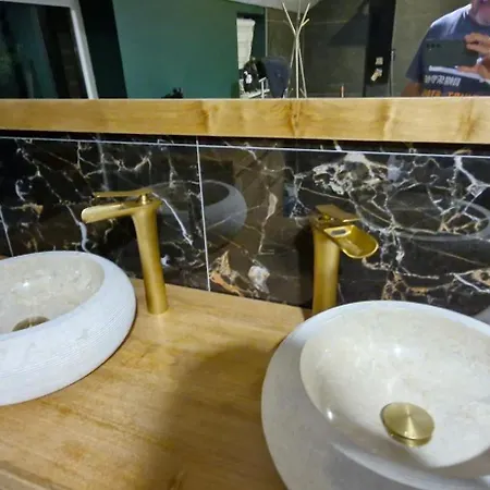 La De , De Charme Avec Jardin ,piscine Nature, Jacuzzi , Petanque, Fitness, Billard,ping Pong, * Seny