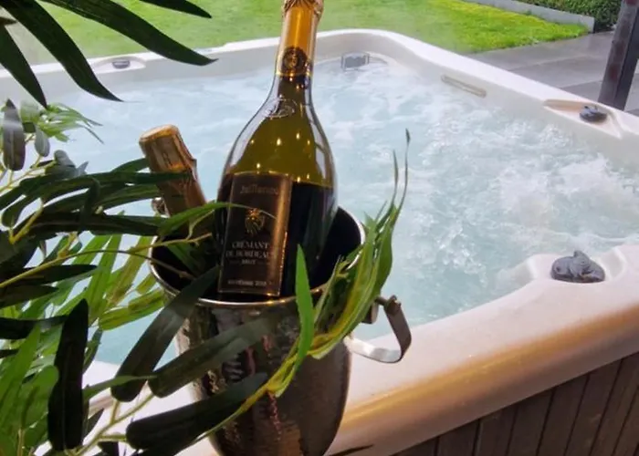 La De , De Charme Avec Jardin ,piscine Nature, Jacuzzi , Petanque, Fitness, Billard,ping Pong, Seny