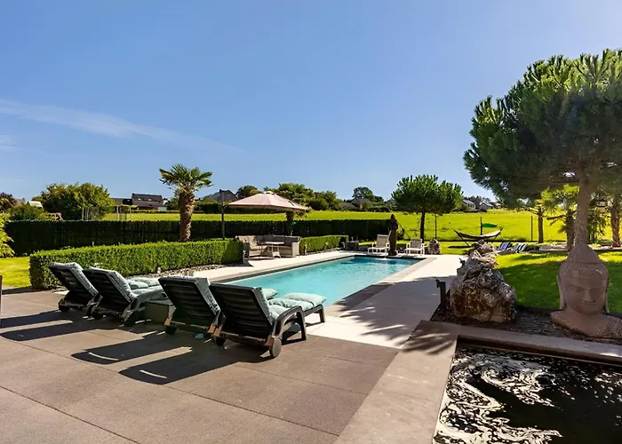 La De , De Charme Avec Jardin ,piscine Nature, Jacuzzi , Petanque, Fitness, Billard,ping Pong, Holiday home *