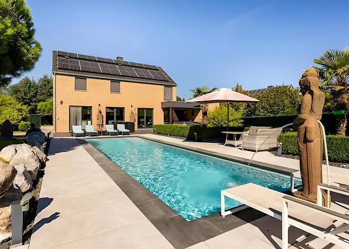 La De , De Charme Avec Jardin ,piscine Nature, Jacuzzi , Petanque, Fitness, Billard,ping Pong, Seny