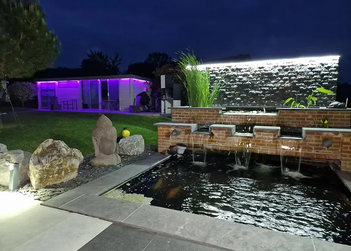 La De , De Charme Avec Jardin ,piscine Nature, Jacuzzi , Petanque, Fitness, Billard,ping Pong, Holiday home Seny