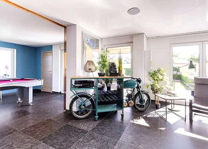 La De , De Charme Avec Jardin ,piscine Nature, Jacuzzi , Petanque, Fitness, Billard,ping Pong, Holiday home Seny