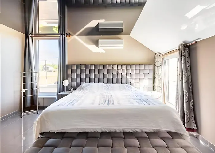 La De , De Charme Avec Jardin ,piscine Nature, Jacuzzi , Petanque, Fitness, Billard,ping Pong, Vakantiehuis