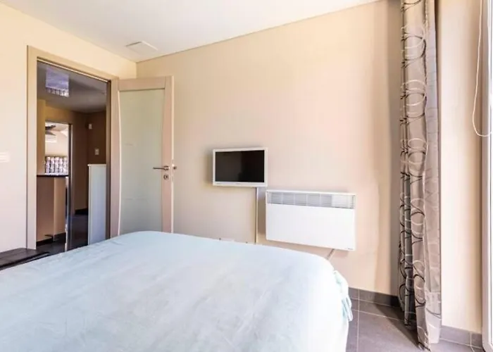 La De , De Charme Avec Jardin ,piscine Nature, Jacuzzi , Petanque, Fitness, Billard,ping Pong, Holiday home