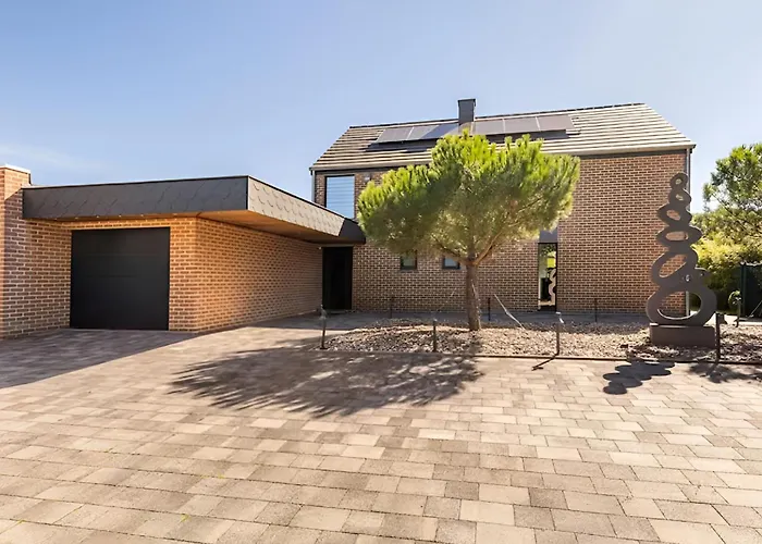 La De , De Charme Avec Jardin ,piscine Nature, Jacuzzi , Petanque, Fitness, Billard,ping Pong, Seny