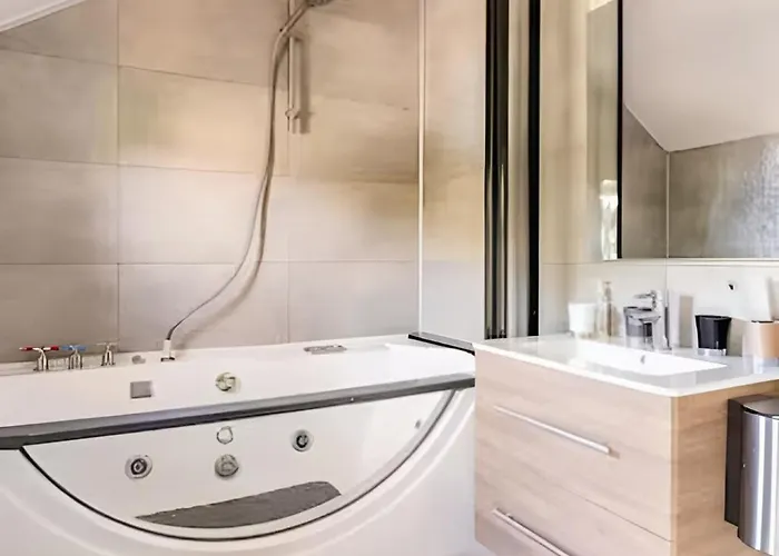 Holiday home La De , De Charme Avec Jardin ,piscine Nature, Jacuzzi , Petanque, Fitness, Billard,ping Pong,