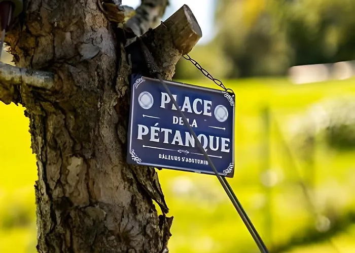 La De , De Charme Avec Jardin ,piscine Nature, Jacuzzi , Petanque, Fitness, Billard,ping Pong, Holiday home Seny