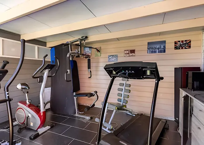 La De , De Charme Avec Jardin ,piscine Nature, Jacuzzi , Petanque, Fitness, Billard,ping Pong, Holiday home *