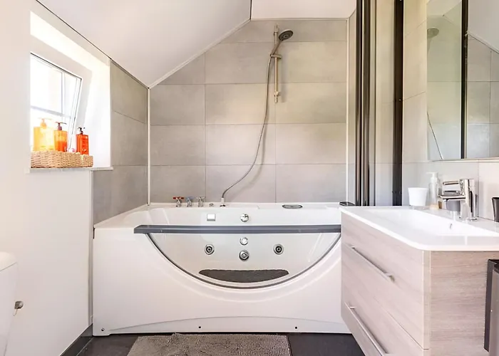 Holiday home La De , De Charme Avec Jardin ,piscine Nature, Jacuzzi , Petanque, Fitness, Billard,ping Pong, Seny