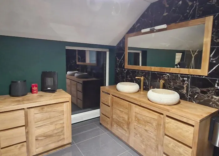 La De , De Charme Avec Jardin ,piscine Nature, Jacuzzi , Petanque, Fitness, Billard,ping Pong, Seny