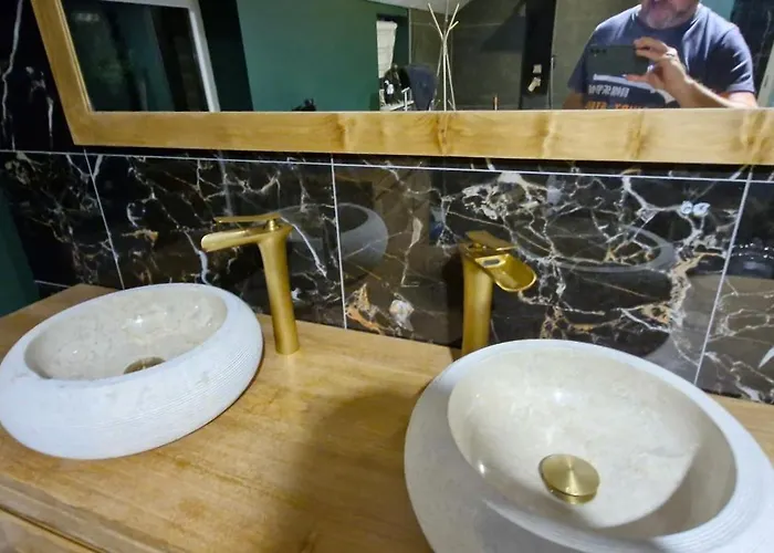 La De , De Charme Avec Jardin ,piscine Nature, Jacuzzi , Petanque, Fitness, Billard,ping Pong, * Seny